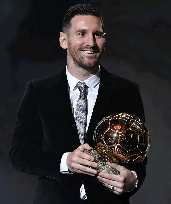 再遭失利，内马尔不满自己被换下并直接返回更衣室（再度失利，内马尔不满被换下径直返回更衣室）