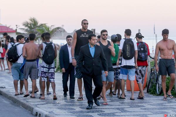 内维尔：萨拉赫做法不对，C罗在曼联曾做过类似事让我很不满（内维尔批评萨拉赫行为不当：C罗在曼联时的相似举动也曾令我不满）