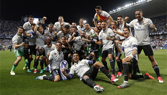 詹姆斯关键三分绝杀（詹姆斯压哨三分定胜负）